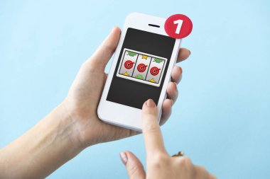 akıllı telefon elinde 