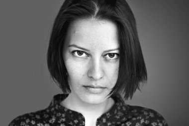 Kısa saçlı güzel bir kadın.