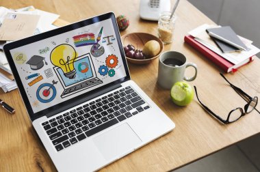 ahşap masa üstünde açılan laptop