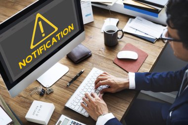 Ofiste çalışan iş adamı