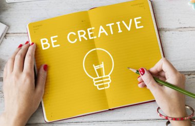 Günlüğe notlar yazan kadın