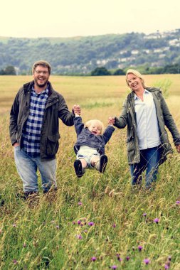 Aile birlikte vakit geçiriyor.