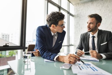 Ofiste çalışan iş adamları.