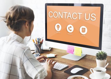 bilgisayar ile çalışan kadın