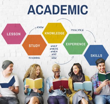 bir grup insan kitap okuma