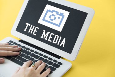 dizüstü bilgisayarda çalışan insan