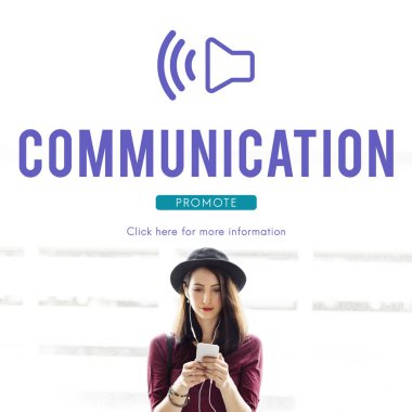 Akıllı telefon kullanan genç bir kadın.