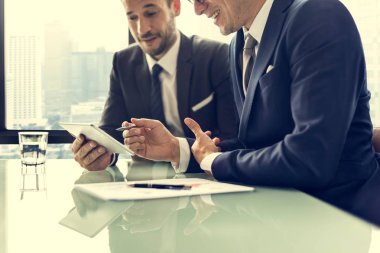 Ofiste çalışan iş adamları.