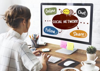 bilgisayar ile çalışan kadın