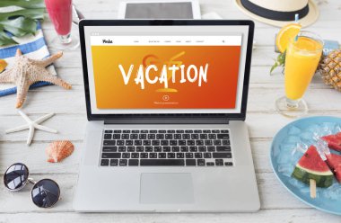 Tablo kavramı üstünde laptop  