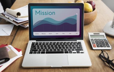 Tablo kavramı üstünde laptop  
