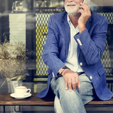 Akıllı telefon kullanan adam