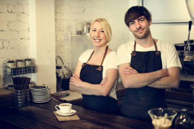 Garson ve kafede çalışan barista