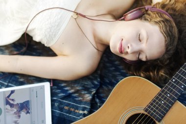 Müzik dinleyen kadın