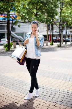 Alışveriş çantası smartphone kullanarak kadınla