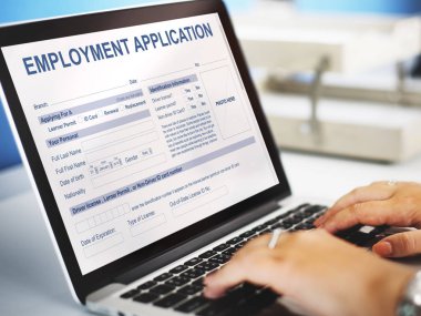 dizüstü bilgisayarda çalışan insan