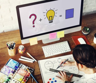 bilgisayar ile çalışan kadın