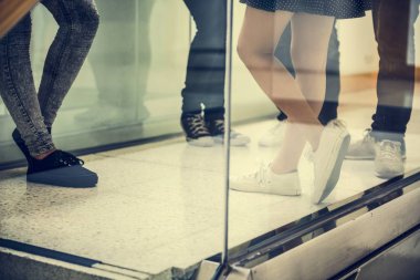 Öğrenciler bacaklar ve bilgi kavramı