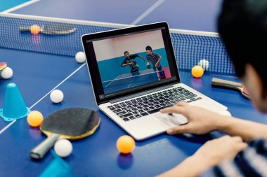 Dizüstü bilgisayar kullanan kişi