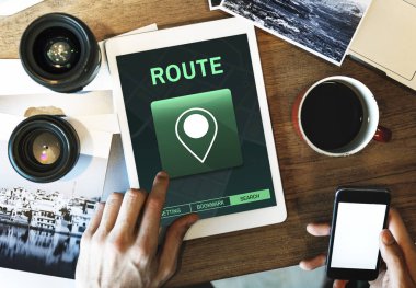  Dijital tablet kullanan adam