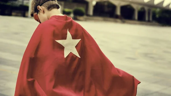 Rapaz super-herói em traje Estrela — Fotografia de Stock