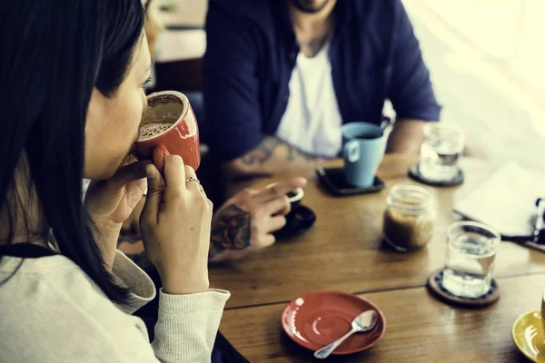 Människor som dricker kaffe — Stockfoto