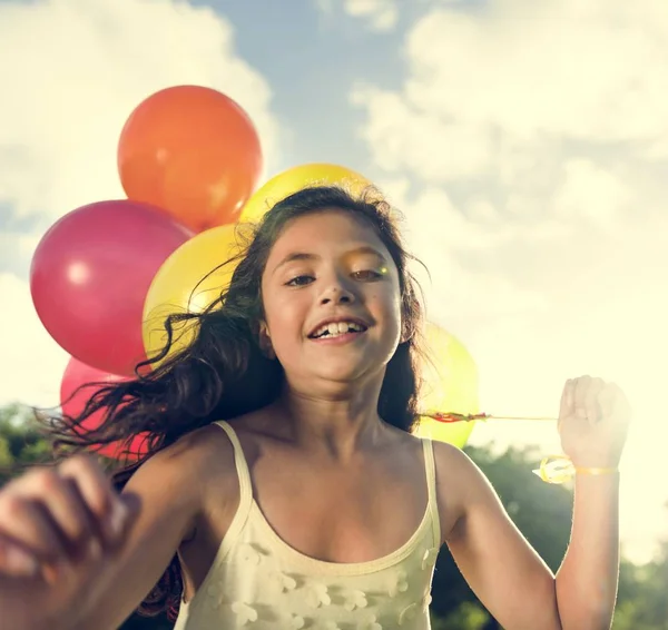 Flicka leker med ballonger — Stockfoto