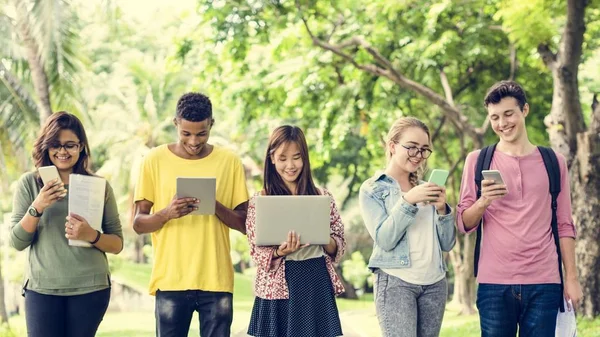 Studenti che utilizzano dispositivi digitali — Foto Stock