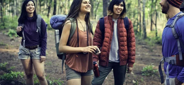 Jovens amigos viajando juntos — Fotografia de Stock
