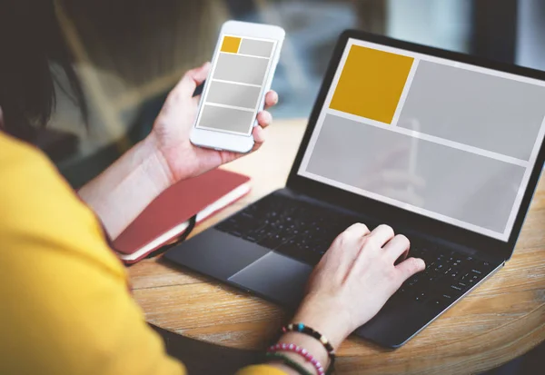 Woman holding mobile — Stock Photo, Image