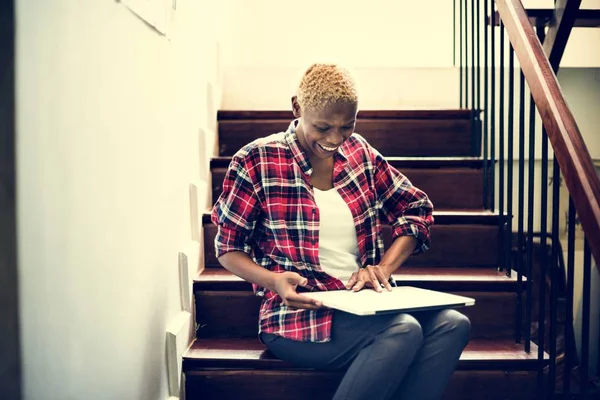 African Woman using Laptop — Stock Photo, Image