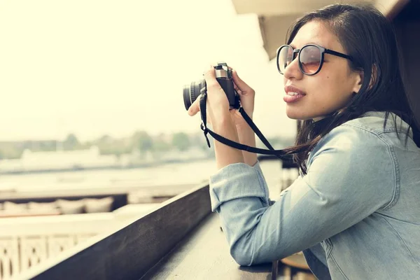 Fotógrafo sosteniendo cámara —  Fotos de Stock