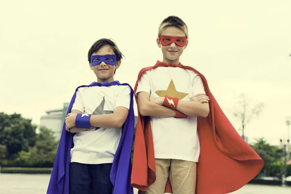 Маленькие мальчики в костюмах супергерои — стоковое фото