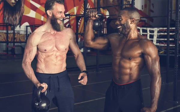 Hombres haciendo ejercicio en el gimnasio —  Fotos de Stock