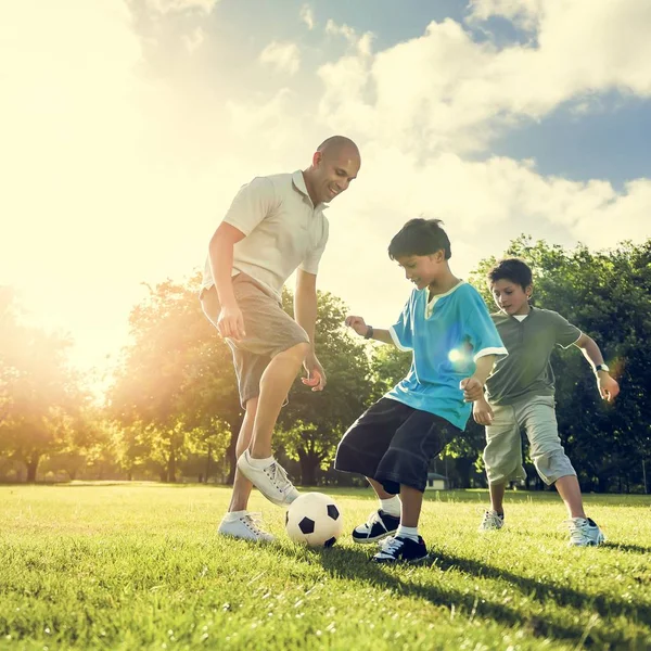 Vader en jongetjes spelen buiten — Stockfoto