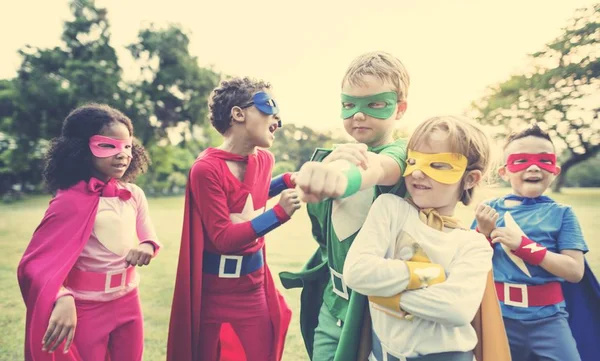 Супергерои веселые дети развлекаются — стоковое фото