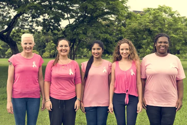 Frauen unterstützen Brustkrebs — Stockfoto