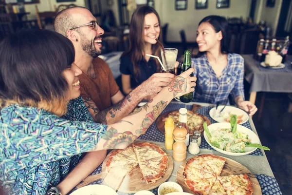 Amici che mangiano pizza alla festa — Foto Stock