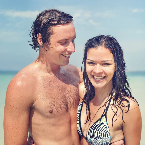 Wesoły para na plaży — Stockfoto