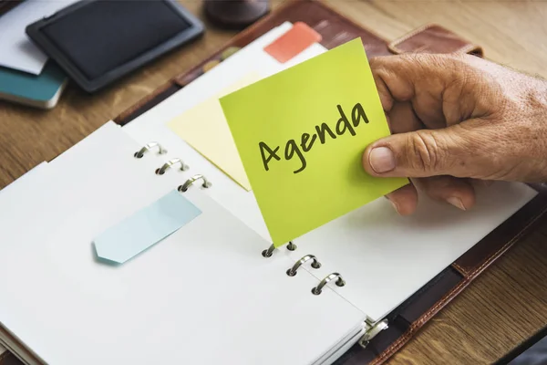 Persona sosteniendo nota de palo amarillo —  Fotos de Stock