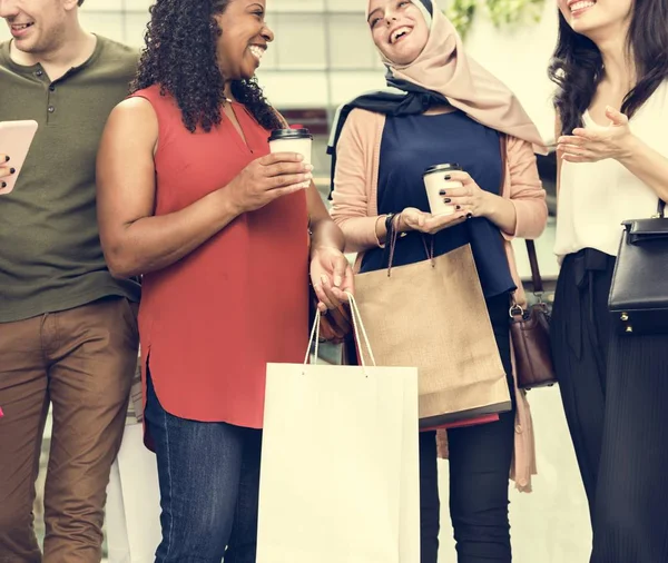 Mutlu insanlar alışveriş torbaları ile — Stok fotoğraf