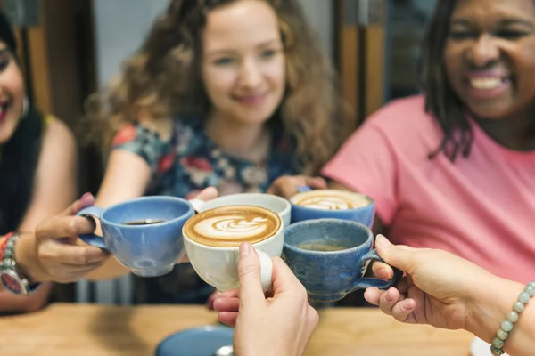Frauen trinken Kaffee — Stockfoto