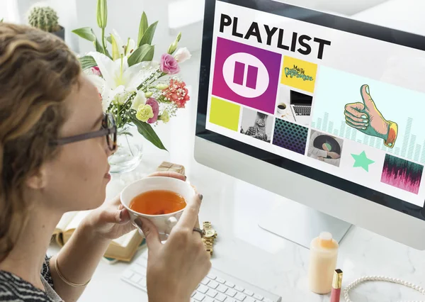 Vrouw werkt op de computer — Stockfoto