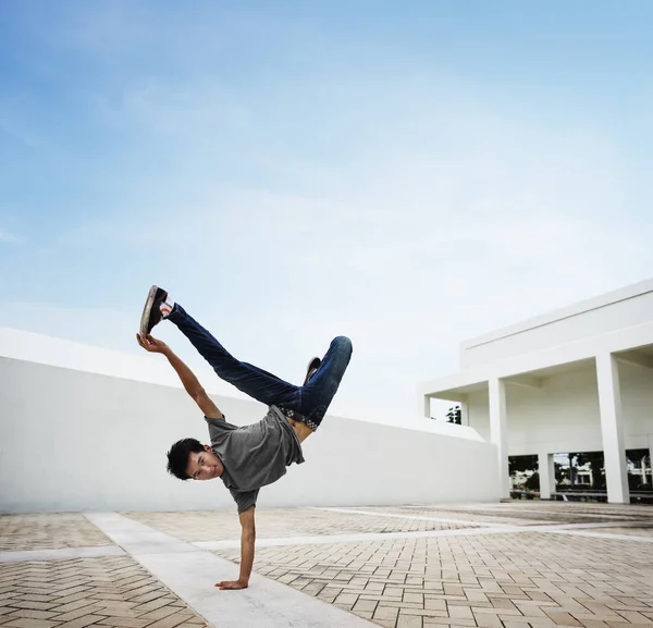 Tipo a dançar breakdance — Fotografia de Stock