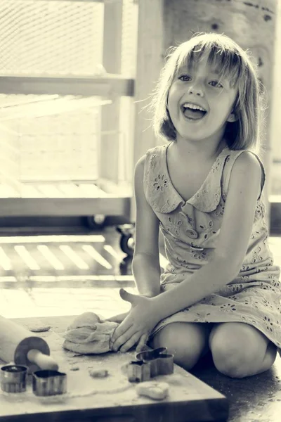 Fille faire des biscuits maison — Photo