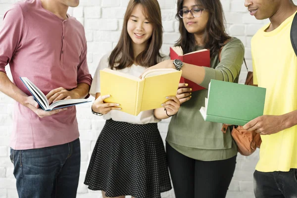 多样性学生一起学习 — 图库照片