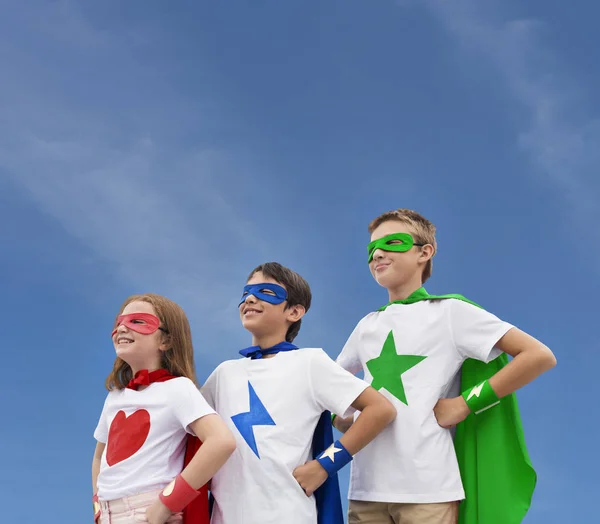 Kinderen in kostuums superhelden — Stockfoto