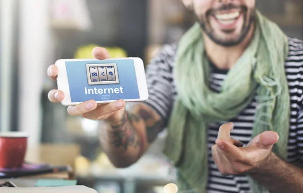 Mann zeigt Handybildschirm — Stockfoto