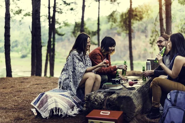 Vrienden speelkaarten in Camping — Stockfoto