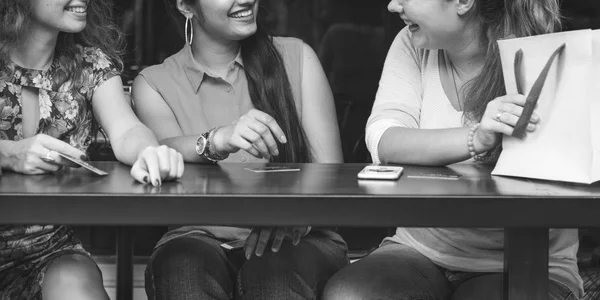 Frauen plaudern im Café — Stockfoto